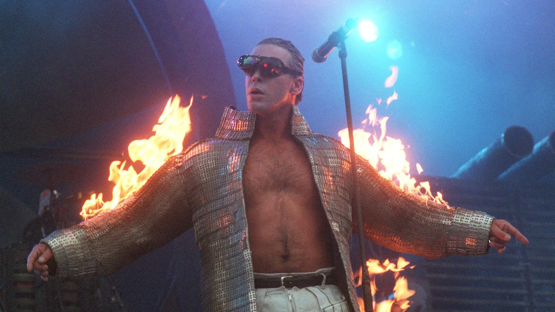 Till Lindemann bei Konzert von "Rammstein" 1998