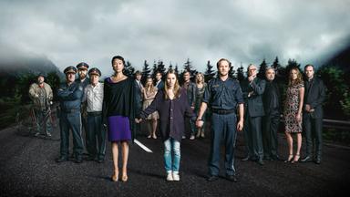 (v.li.): Armin Rohde (Max Dirrmeyer), Robert Palfrader (Matthias Hecker), Antoine Monot Jr. (Manuel Brandstätter), Wolfram Berger (Ferdinand Oswald), Ursula Strauss (Maria Bucher), Thomas Schubert (Sebastian), Zoe Straub (Rosa), Nikolai Gemel (Lukas), Antonia Jung (Sandra Bucher), Helmuth Häusler (Anton), Visnja Sretenovic (Dana), Maximilian Brückner (Hannes Bucher), Wolfgang Böck (Johann Hartmann), Karl Fischer (Elias Hartmann), Patricia Aulitzky (Edith Rieder), Thomas Stipsits (Pfarrer Stöckl). 