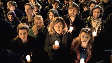 "Preis der Freiheit (2)": Bine (Nina Gummich), Lotte (Nadja Uhl) und Christa (Janina Fautz) sind umgeben von vielen Menschen, die wie sie eine Kerze in der Hand halten.