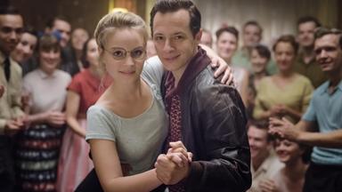 "Ku'damm 56": Monika Schöllack (Sonja Gerhardt) und Freddy Donath (Trystan Pütter) tanzen auf einem Rock`n Roll-Wettbewerb