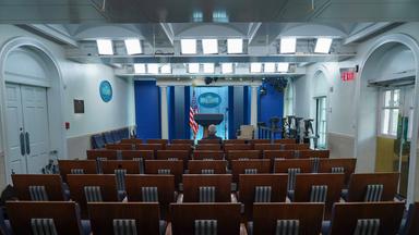 Leerer Saal für Pressekonferenzen mit leerem Rednerpult und Sesseln
