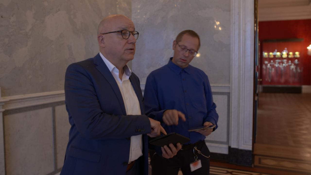 Zwei Männer begutachten etwas im Museum