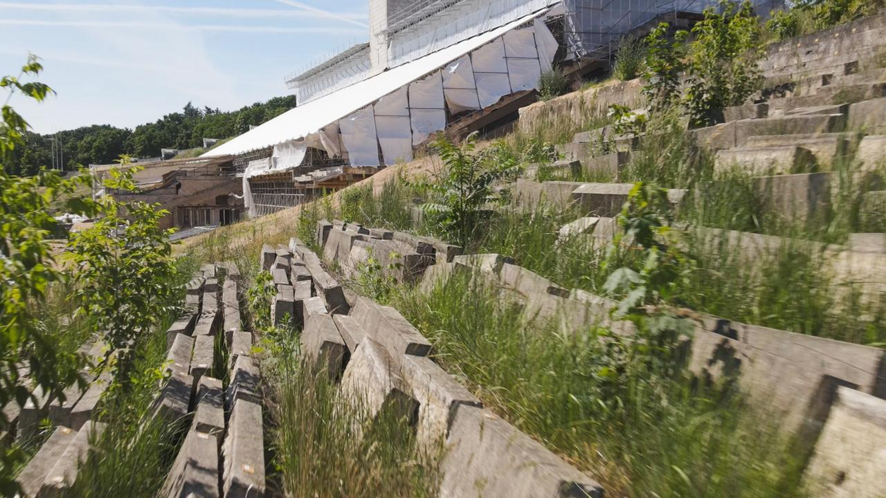 Tribünen mit Grad überwachsen und kaputten Steinen