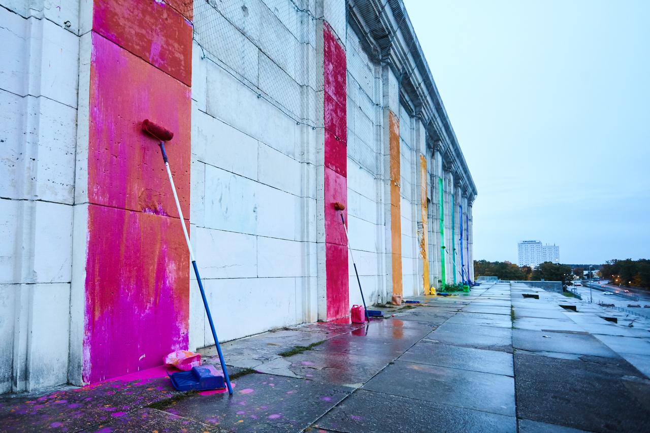 gemalte Streifen in Regenbogenfarben auf Mauer