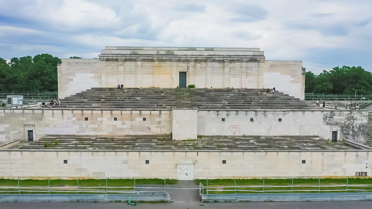 großes langgezogenes Gebäude in drei Etagen mit Stufen verbunden