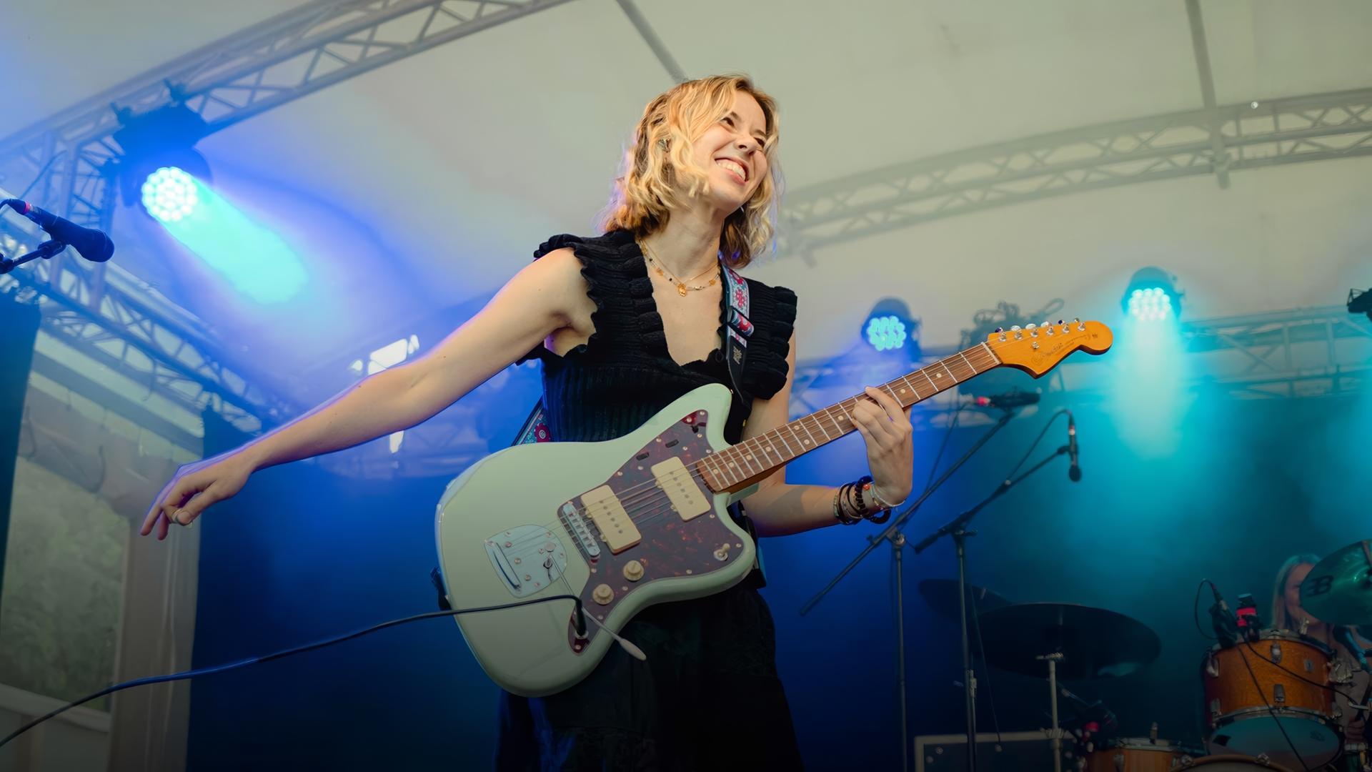 Die Sängerin Lovehead mit E-Gitarre auf der Bühne