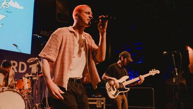 Ein junger Mann auf einer Bühne.