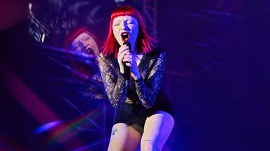 Sophie Scott von Purple Disco Machine singt auf der Bühne.