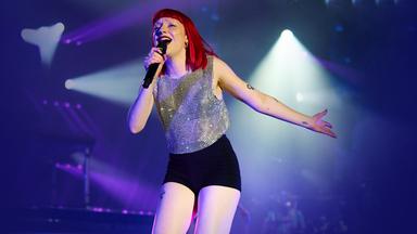 Sophie Scott von Purple Disco Machine singt auf der Bühne.