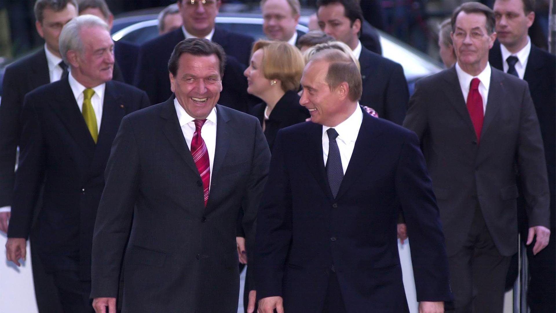 Eine Gruppe von Männern in Anzügen