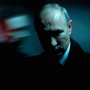 Putin mit einem Schatten im Hintergrund