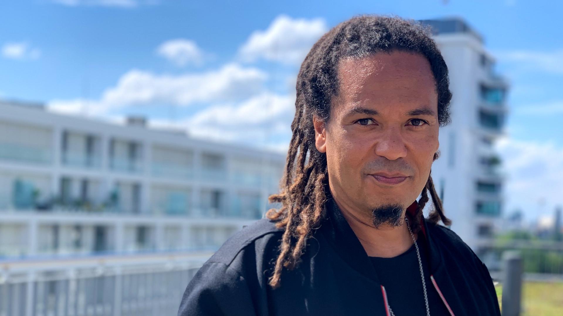 Nahaufnahme eines Mannes, der in die Kamera blickt.