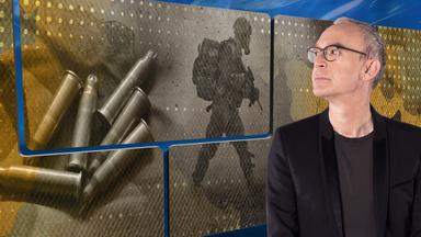 Moderator mit Hintergrund Kriegsszenario