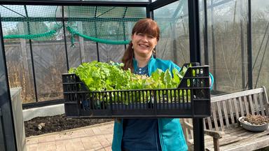 Sabrina Nitsche bepflanzt das Gewächshaus im Querbeet-Garten.