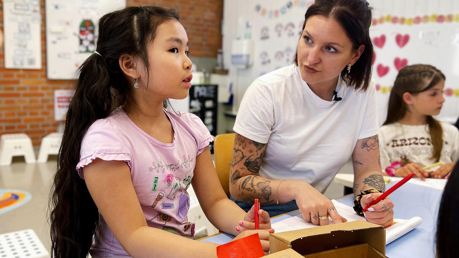 Michèle unterstützt im Mathematikunterricht.