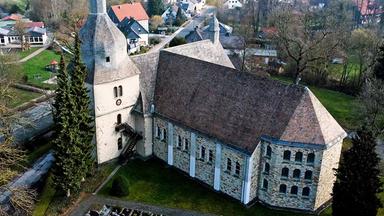 Luftansicht einer alten Kirche eines Dorfes.