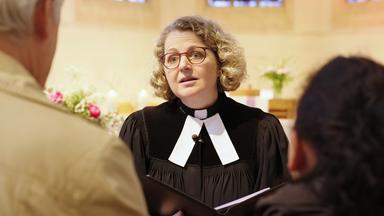 Nahaufnahme einer Pfafferin bei einer Trauung in der Kirche.