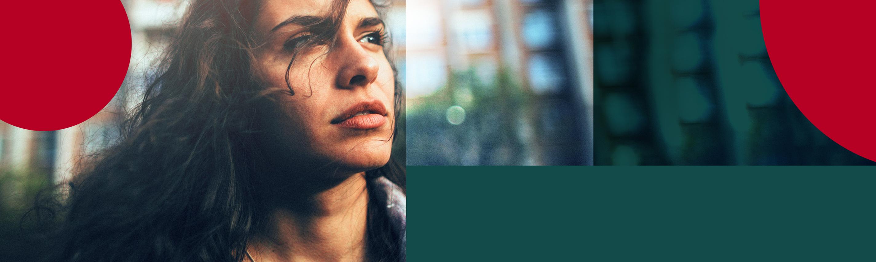 das gesicht einer Frau, rote und grüne geometrische Elemente