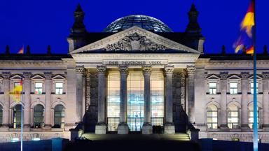 Der Reichstag in Berlin in der Abenddämmerung.