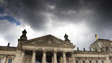 Dunkle Wolken über dem Reichstagsgebäude