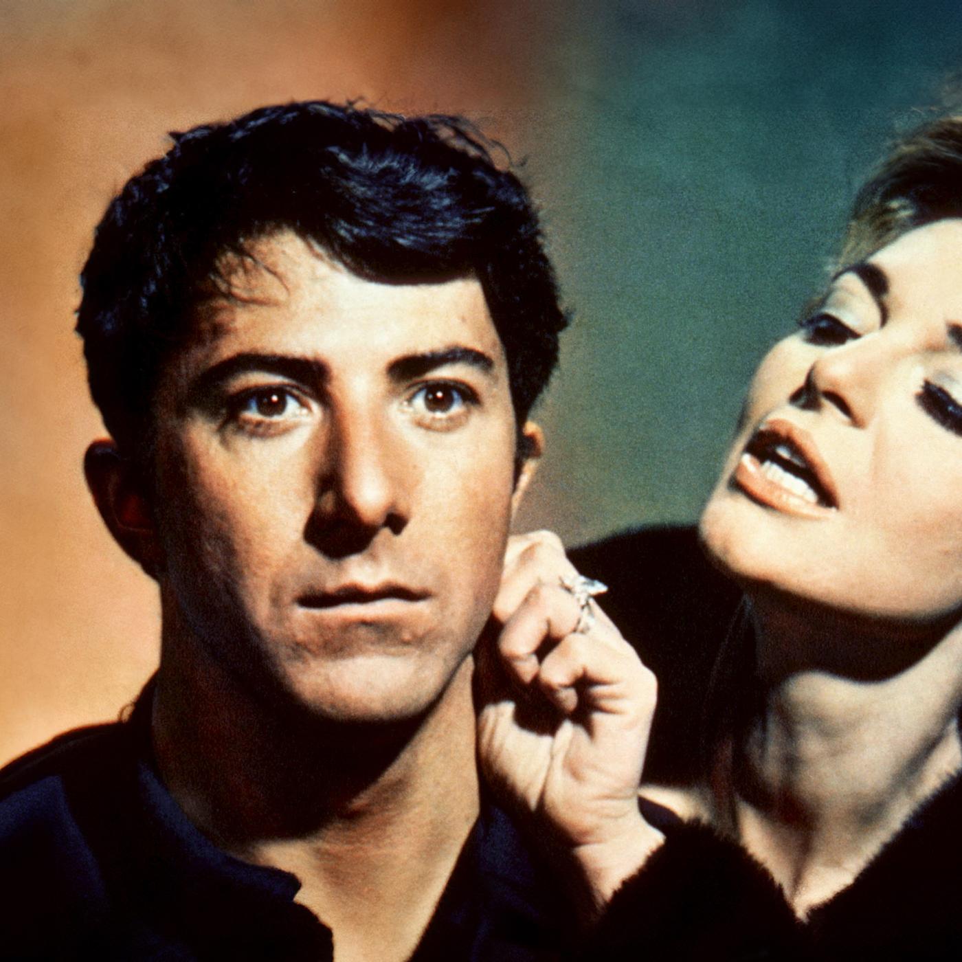 Eine Frau zupft am Ohrläppchen eines Mannes. 