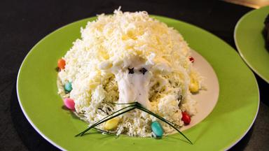 Ein Teller mit einer österlichen Spezialität in Lamm-Optik