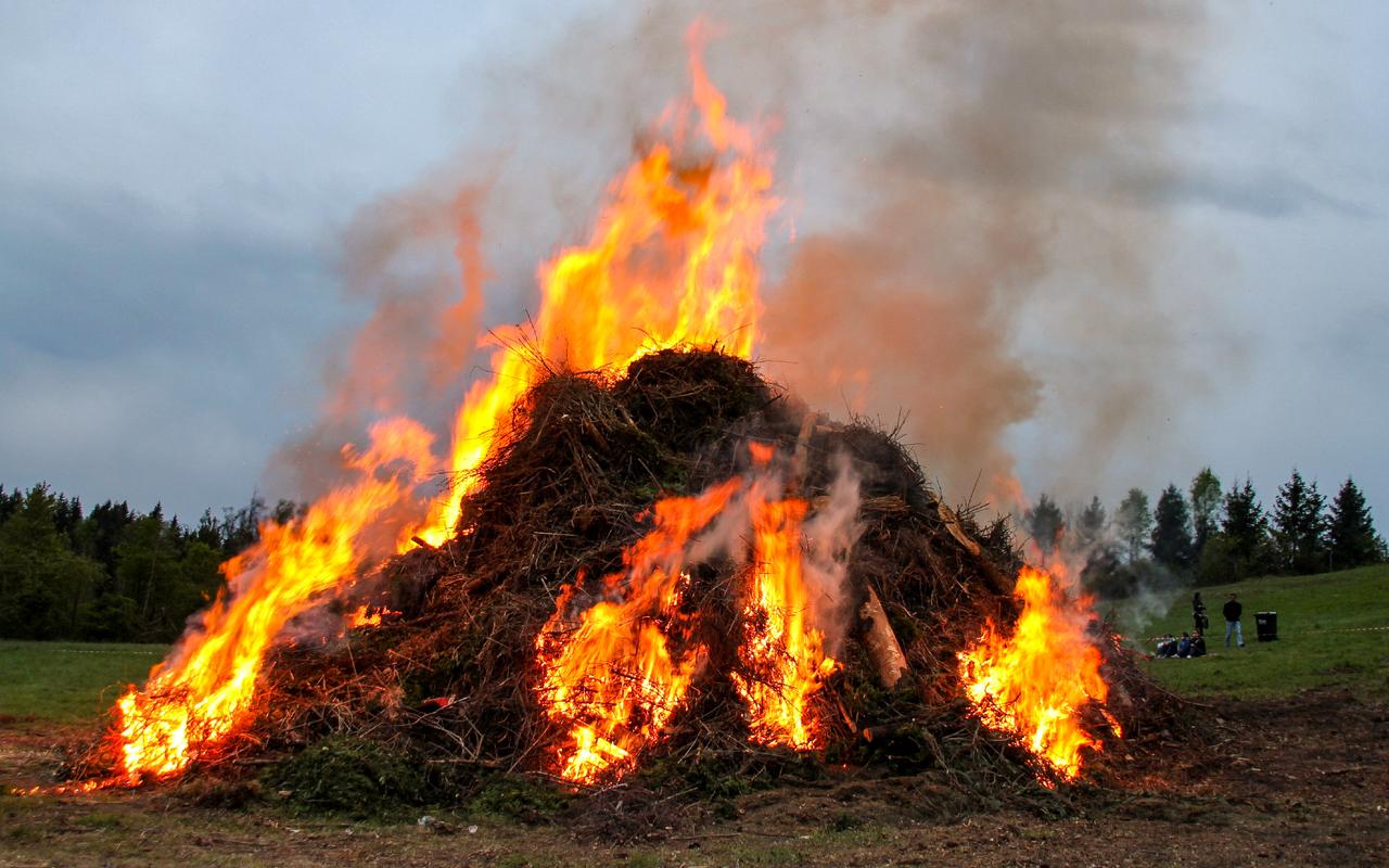 Großer brennender Reisighaufen