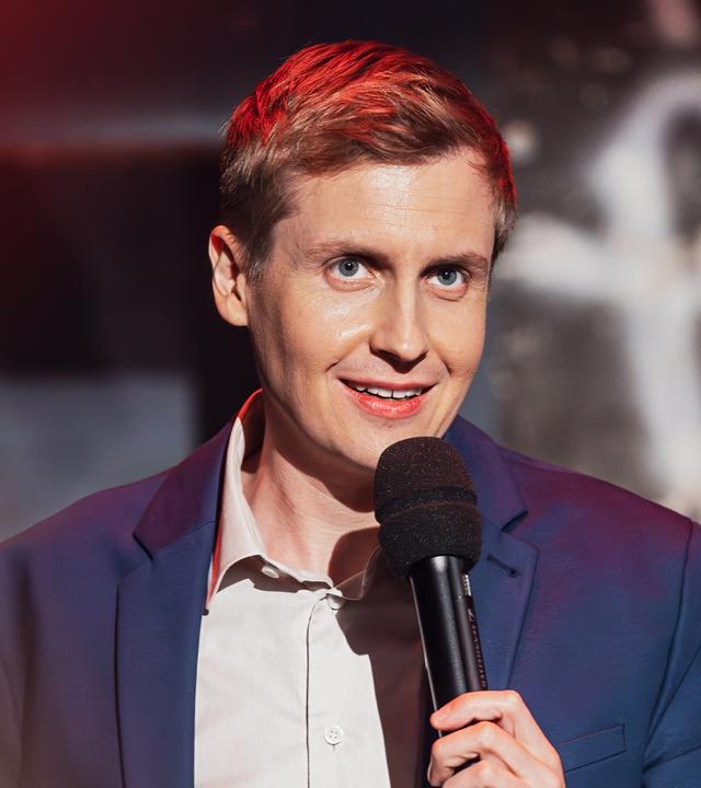 Moderator mit Mikrofon