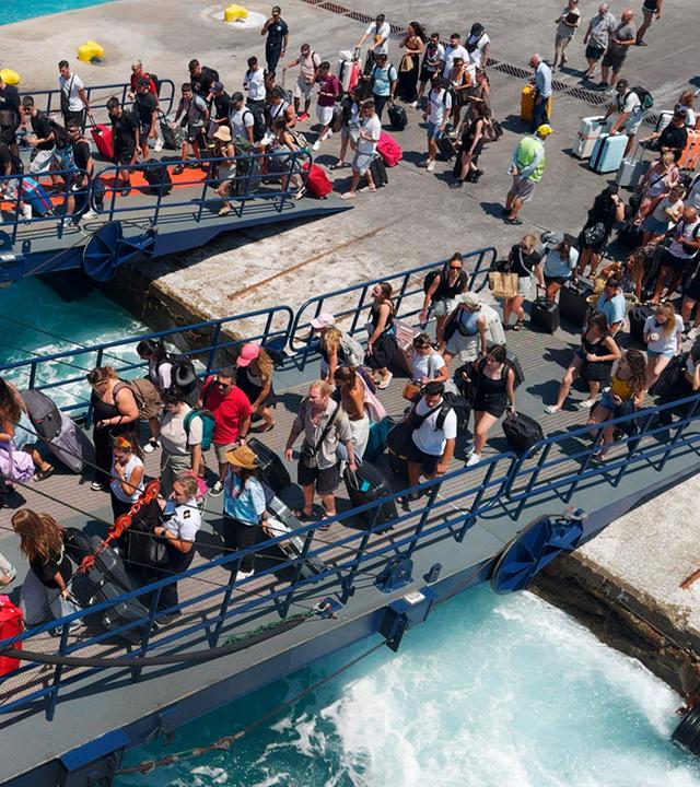 Viele Menschen betreten eine Fähre in Richtung Griechenland