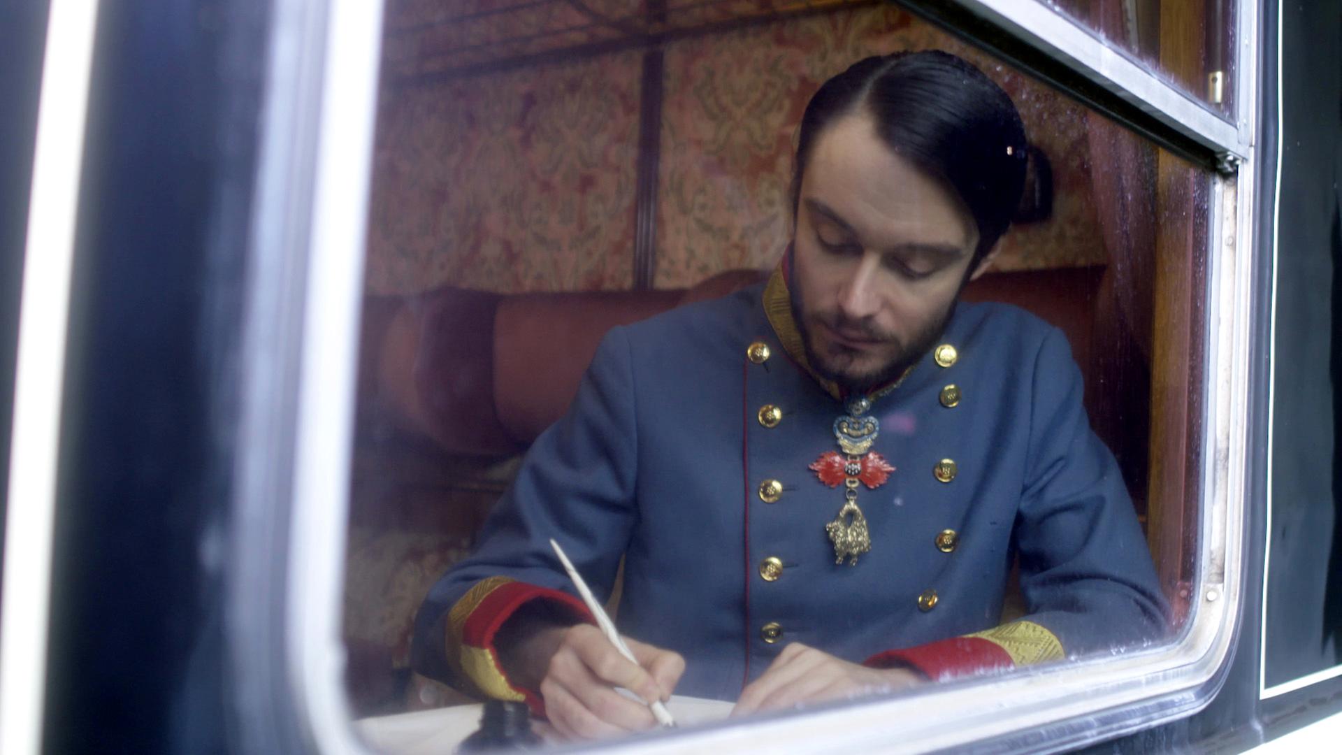 Kronprinz Rudolf gespielt von Felix Abrudan unterwegs im Zug