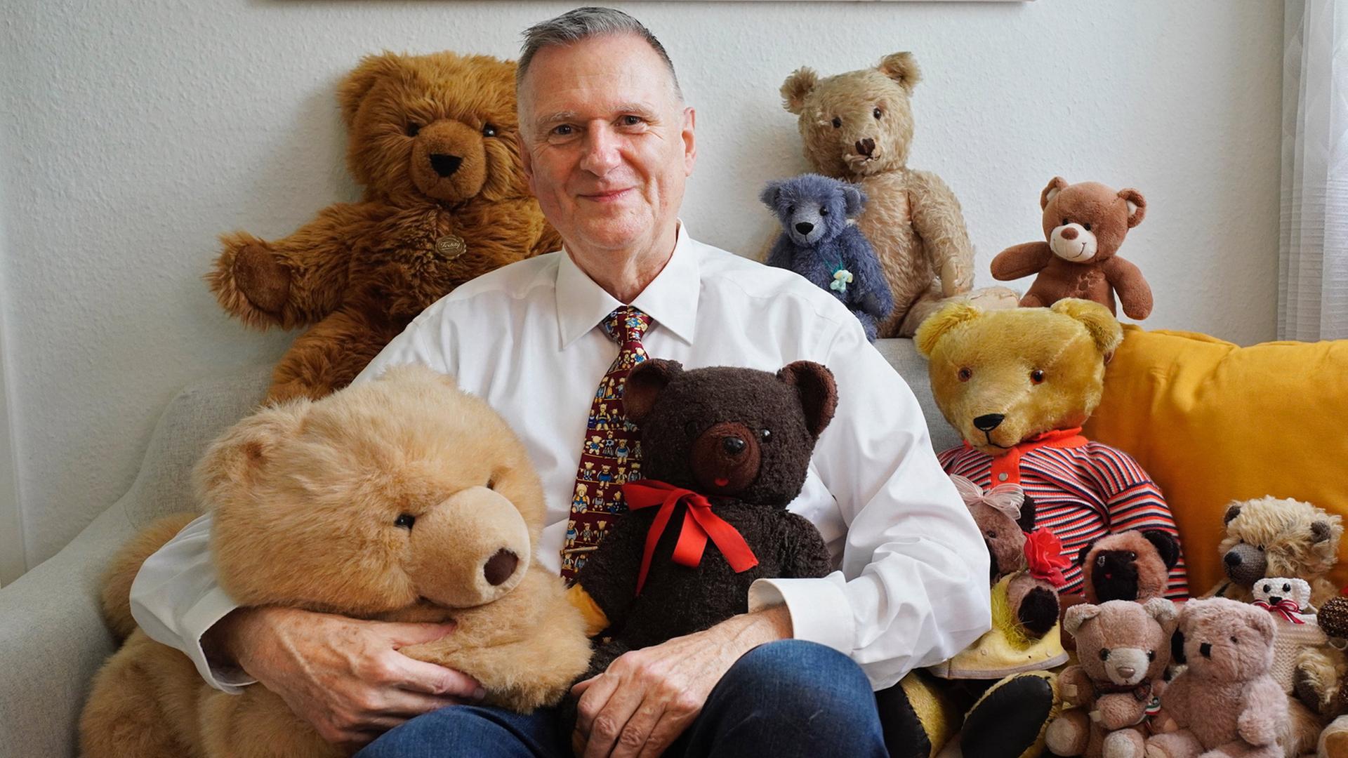 Dieter Bornemann, Pensionierter Bankkaufmann, 70-Jährig, lebt mit Teddy-Bären zusammen.