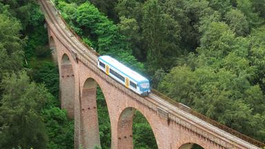Die Hunsrückbahn auf dem Hubertus-Viaduk.