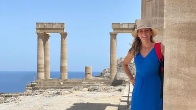 Die Akropolis oberhalb der verschachtelten Altstadt von Lindos ist das Ziel fast aller Touristen und Touristinnen auf Rhodos  und auch das von Tamina Kallert.