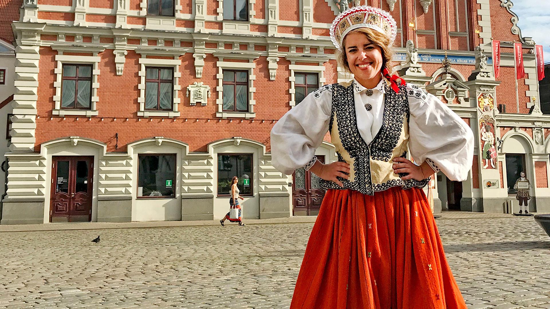 Simin Sadeghi in traditioneller lettischer Tracht.