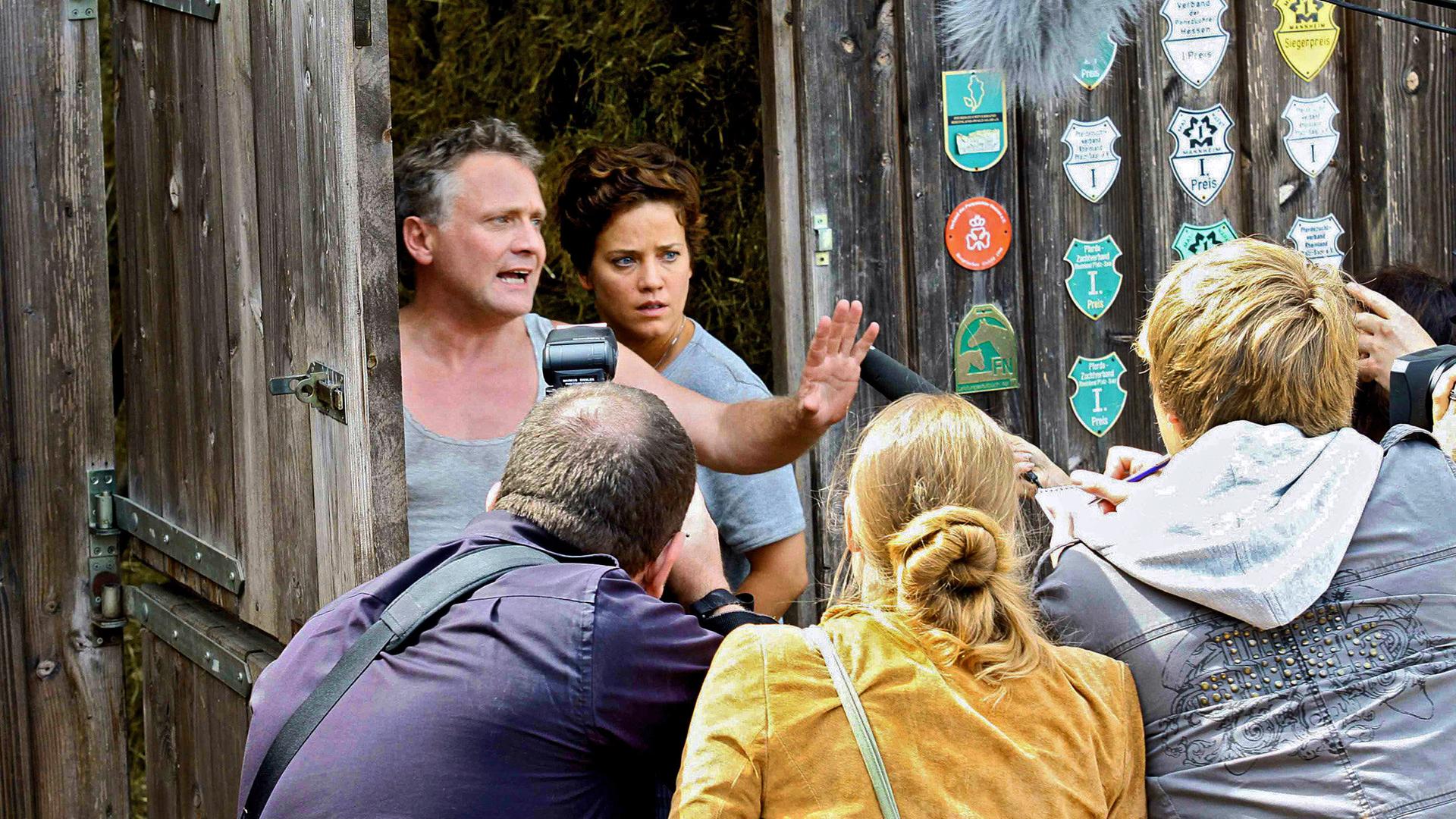 Felix (Bernhard Schir) und Frieda (Muriel Baumeister) werden von der Presse belagert. 