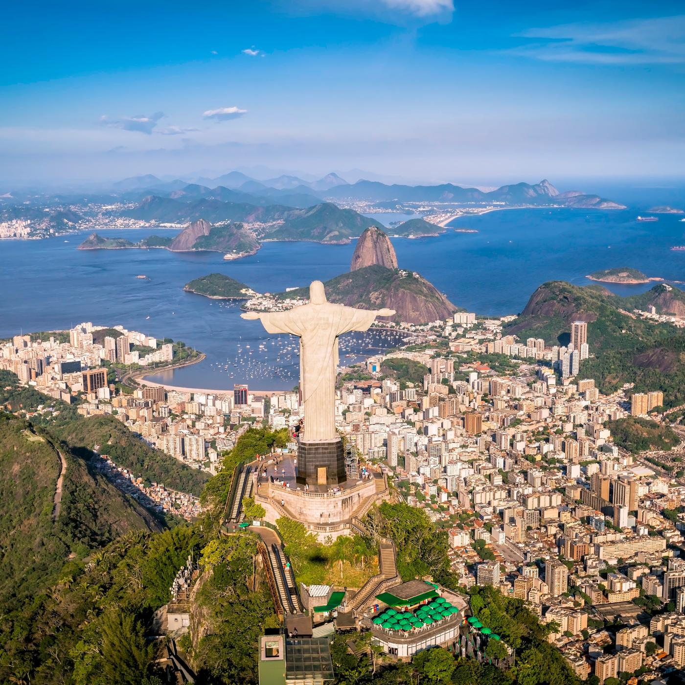 Stadtansicht von Rio de Janeiro mit der Christusstatue auf dem Corcovado.