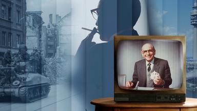 m Vordergrund: Robert Lembke als Moderator der Quizshow "Was bin ich?" auf dem Bildschirm eines 4:3 Fernsehgerätes. Im Hintergrund: Strassenszene mit Panzern, die an zerbombten Häuserfronten vorbeifahren, mittig die Silhouette des Schauspielers Johann von Bülow in der Rolle des Robert Lemke von hinten gesehen, rechts im Bild der Münchner Olympiaturm.