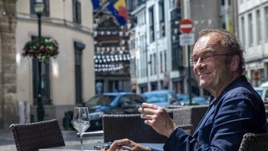 Robert Menasse am Place Sainte-Catherine, Brüssel.