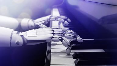 Nahaufnahme von Roboterhänden, die Piano spielen.