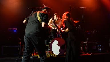 Eine Band auf einer Bühne.