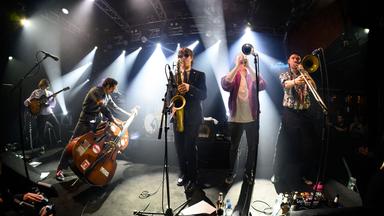 Eine Band auf einer Bühne.