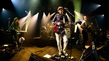 Eine Band auf einer Bühne.