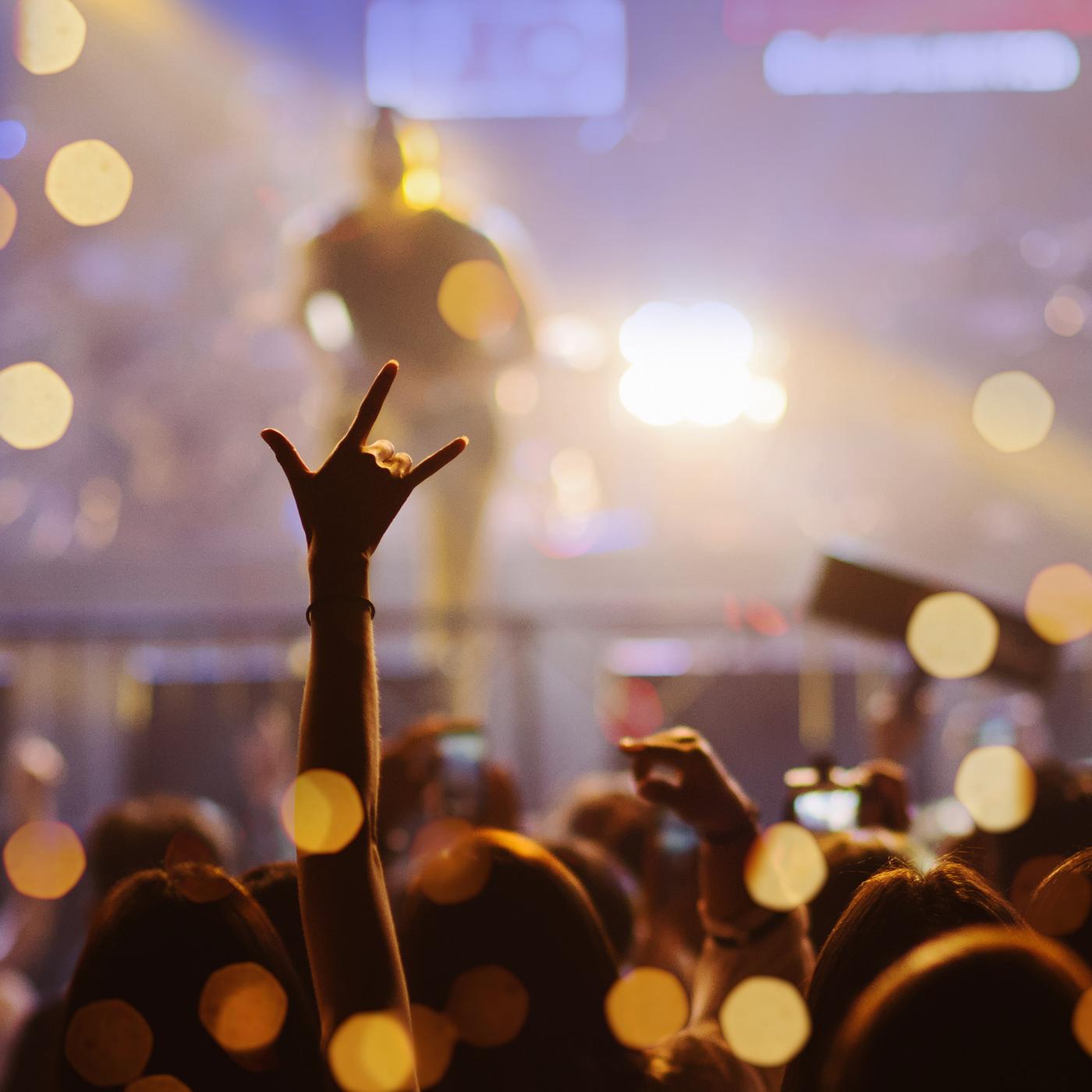 Tanzendes Publikum vor einer Bühne