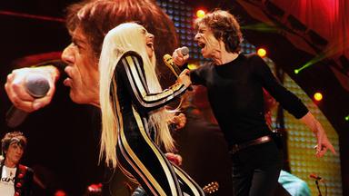 Lady Gaga und Mick Jagger singend auf der Bühne