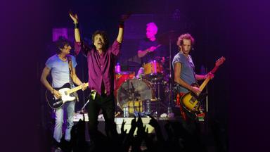The Rolling Stones performen auf der Bühne.