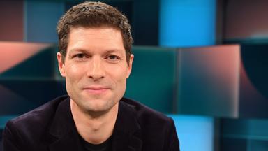 Mann schaut in die Kamera