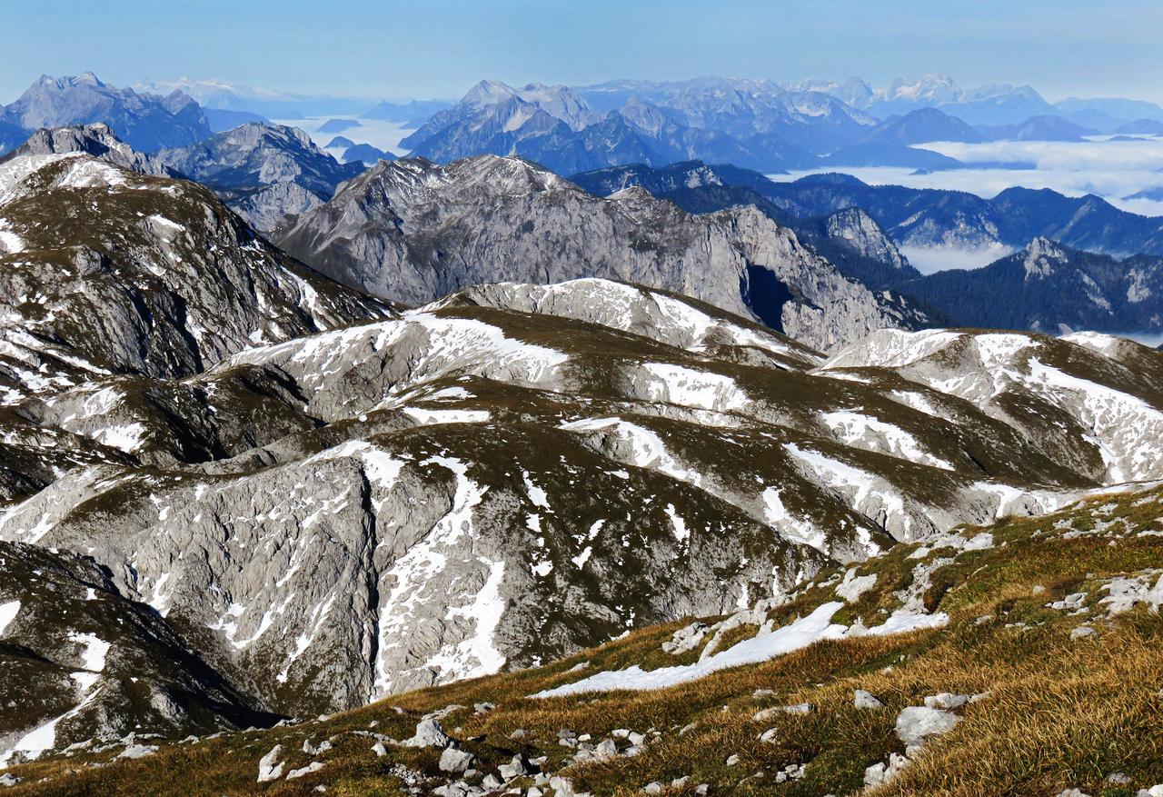 Am Hochschwab mit seinen 2277m kommt der erste Schnee oft früh im Jahr. Hier der Blick vom Hochschwab-Gipfel  Richtung Westen (mit u.a. Dachstein u. Großem Priel im fernen Hintergrund)