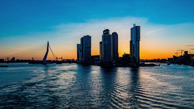 Blick auf die Skyline Rotterdams bei Sonnenuntergan