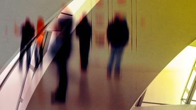 Collage unscharfe Menschen, Ausschnitt aus der Reichstagskuppel, Puzzle, Fragmente eines Plakates