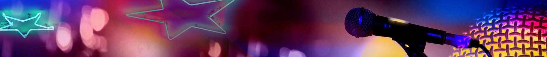 Collage Anmutung einer KleinKunstBühne, Leuchtschilder, im Vordergrund ein Standmikro